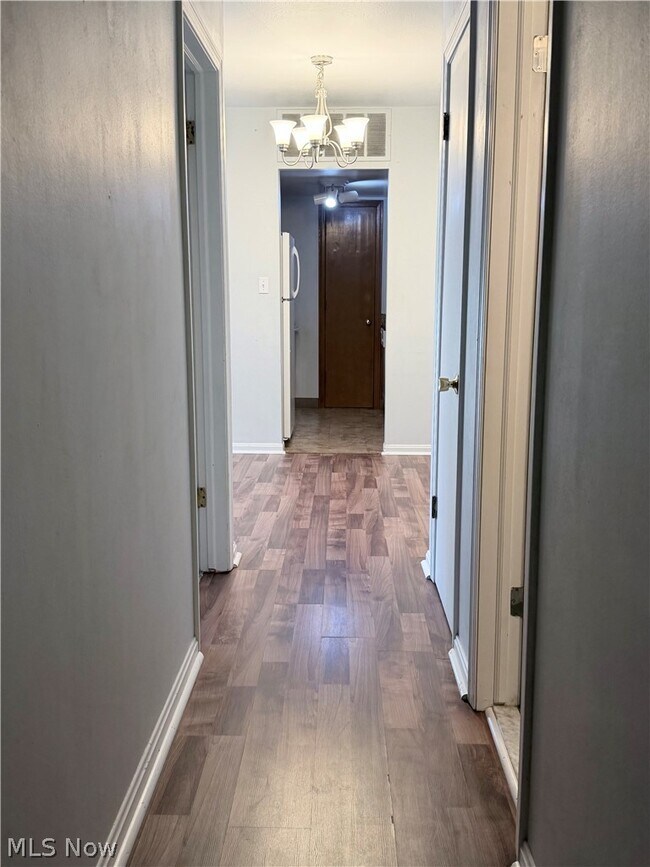 Building Photo - 6910 Carriage Hill Dr