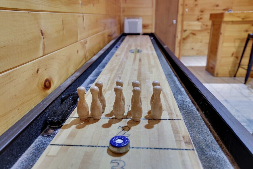 Building Photo - 255 Hillary Dr W