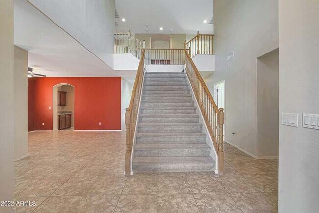 Building Photo - Beautiful 5 bedroom w/pool!