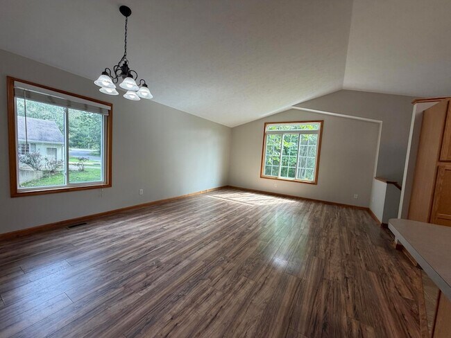 Building Photo - 122 Summit Dr