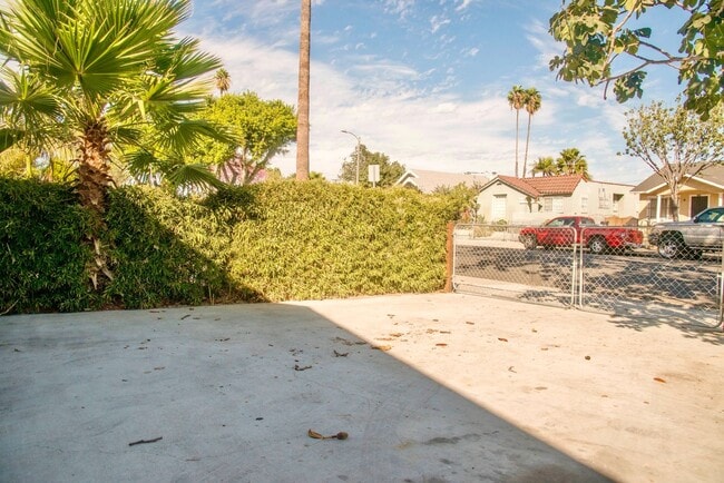 Building Photo - 3659 6th Ave