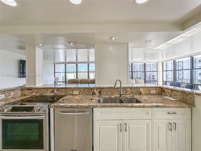 Building Photo - 800 Parkview Dr