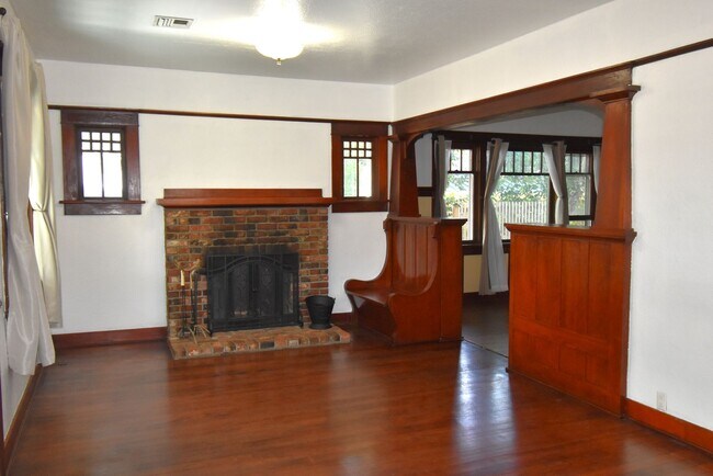 Building Photo - 586 1/2 Grove St