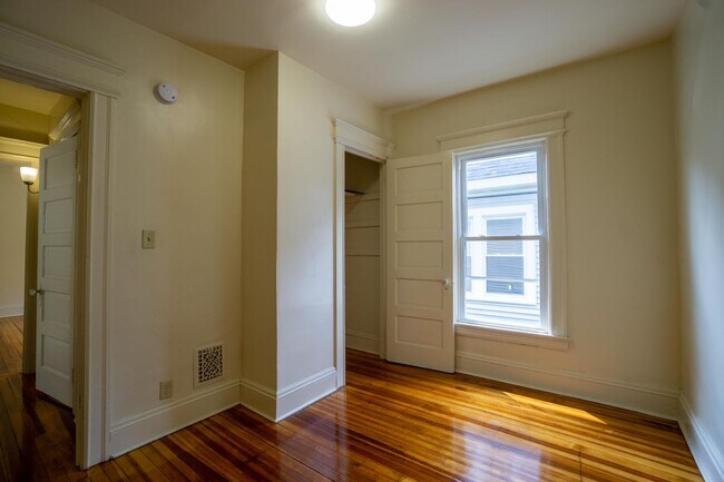 Building Photo - Newly Renovated 3 Bedroom -3 Blocks From C...