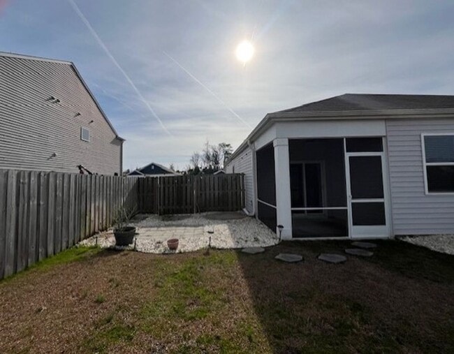 Building Photo - Stunning, Pet Friendly Home!