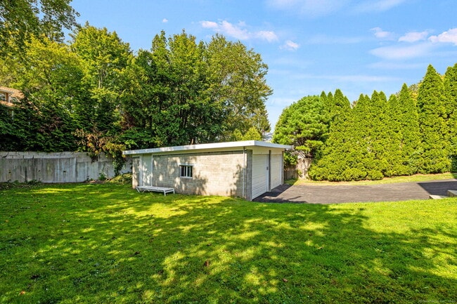 Building Photo - 143 Kneen St