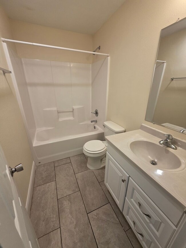Building Photo - 3 Bedroom / 1 Bath House - Garage and Fenc...
