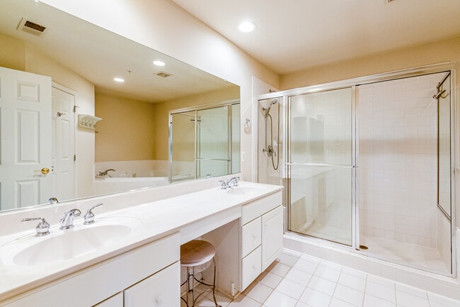 Building Photo - 513 Rosebush Ln