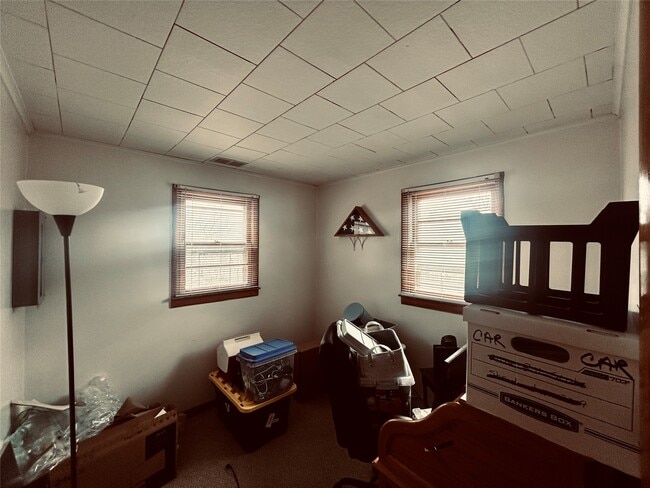 Building Photo - 98 Richard St