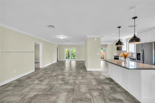 Building Photo - 1090 NE 81st St
