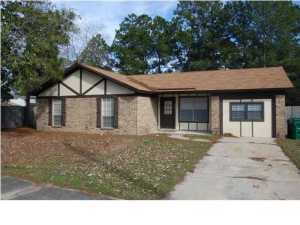 Building Photo - "Charming 3-Bed Oasis with 2 Baths in Ft W...