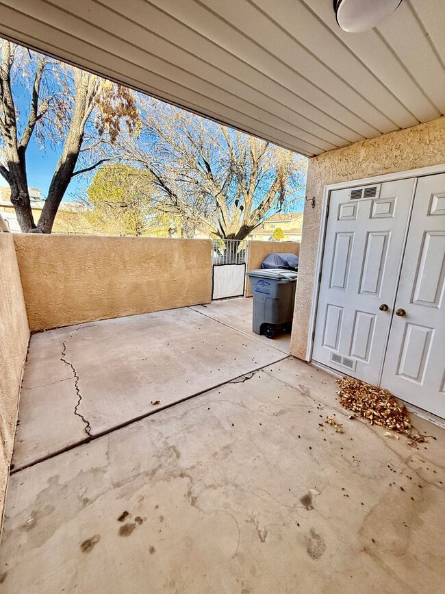 Building Photo - Adorable 3-BR Parkside Townhome