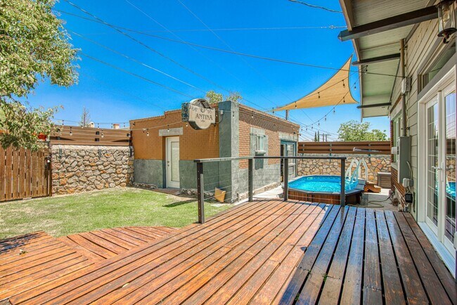 Building Photo - Manhattan Heights Historic District Gorgeous Backyard with Pool and Large House