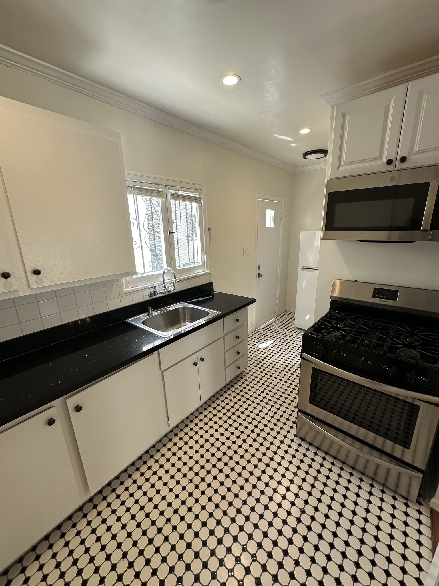 Building Photo - 630 N Plymouth Blvd