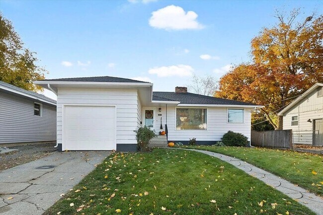 Building Photo - SPACIOUS 3BD/1BA SOUTH HILL HOME | ATTACHED GARAGE | FENCED YARD | W/D HOOKUPS | AVAIL JULY 1