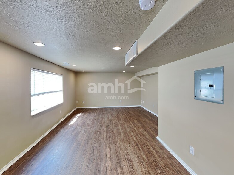 Building Photo - 1877 E Cedar Dr