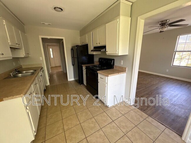 Building Photo - 2737 Royal St