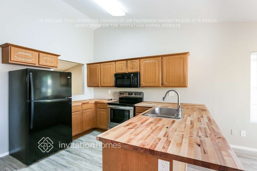 Building Photo - 8226 W Larkspur Dr