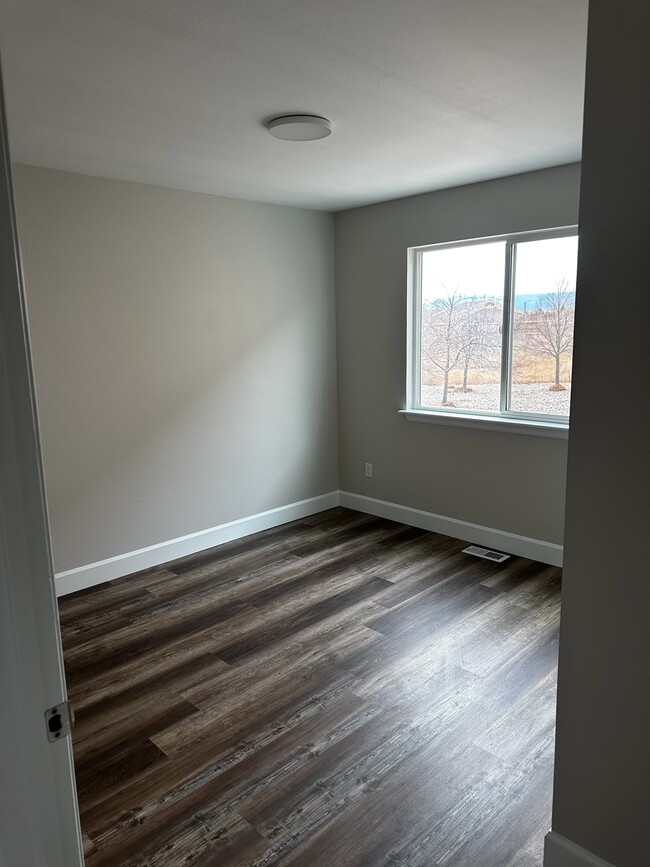 Building Photo - 928 Village Cir