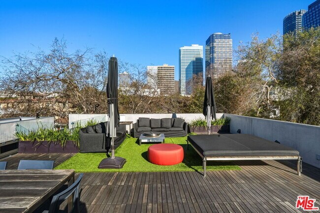 Building Photo - 1849 Fox Hills Dr