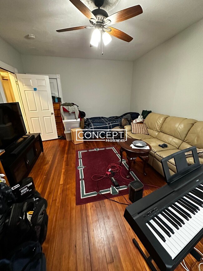 Building Photo - 10 Carmel St