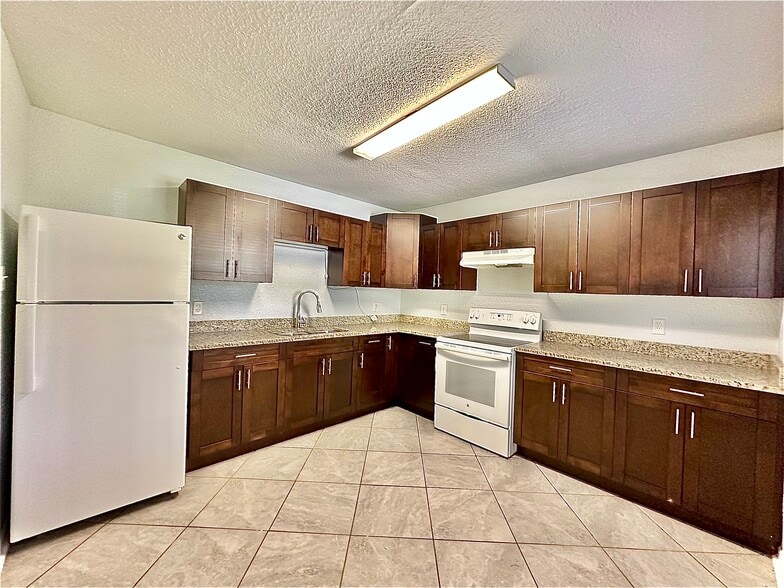 Kitchen - 3106 Strawberry Ln