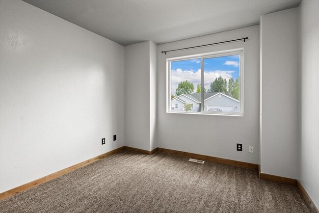 Building Photo - Amazing 3 Bedroom/2 Bath Bi-Level Home for...