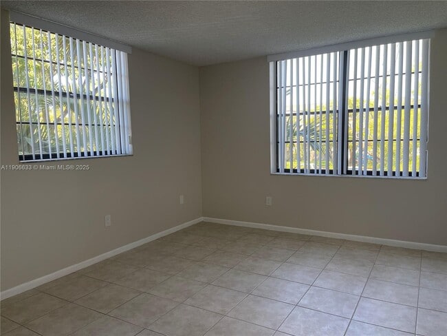 Building Photo - 10815 SW 112th Ave