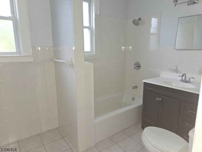 Building Photo - 292 Leslie St