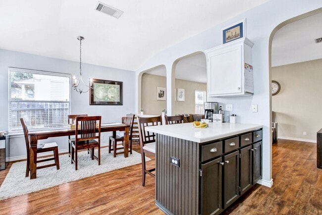 Building Photo - Stunning Open-Concept Home with Modern Amenities and Prime Location