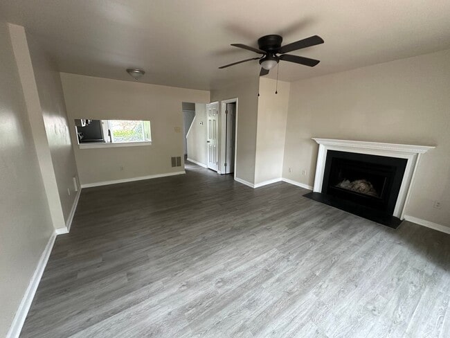 Building Photo - MUST SEE TOWNHOUSE!!!