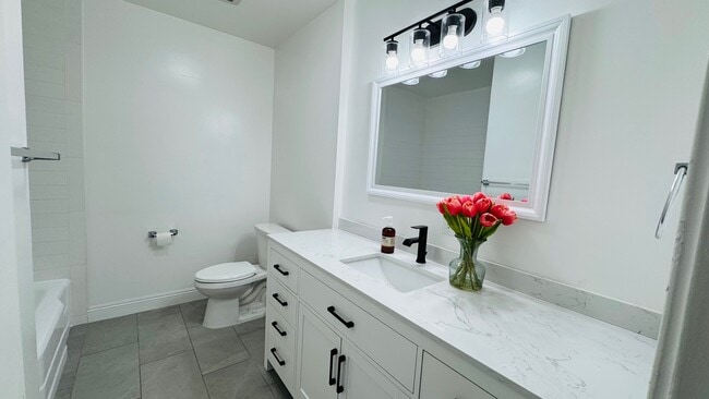 Building Photo - 613 E El Morado Ct