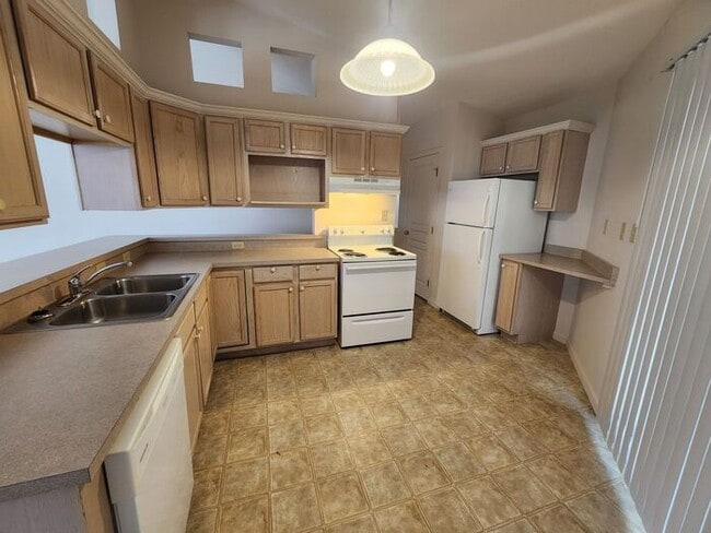 Building Photo - Scary Good Deal