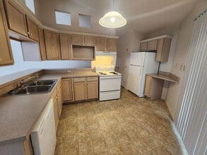 Building Photo - 2 Bedroom Duplex - *Pets Welcome!
