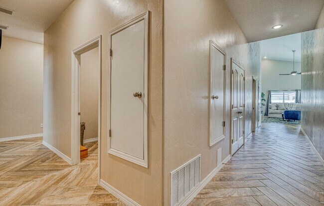 Building Photo - Eastside area for  Short or Long Term Rental(Completely Furnished) Beautiful 4 bed/2.5 baths