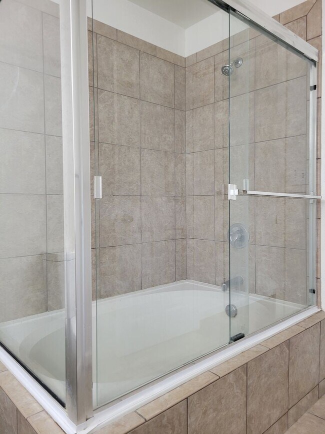 Building Photo - ALL PROSPECTIVE TENANTS MUST SUBMIT A $58 ...