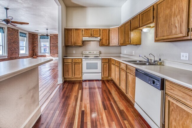 Building Photo - 110 E Alamo St