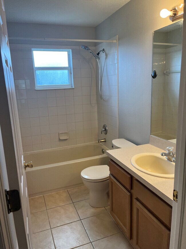 upstairs main bath - 1018 Bella Vista Dr NE