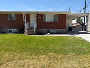 Building Photo - Beautifully Updated 4 bed 2 Bath Duplex