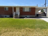Building Photo - Beautifully Updated 4 bed 2 Bath Duplex