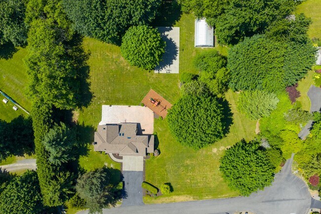 Building Photo - Luxurious 4-Bedroom Family Home Minutes Aw...