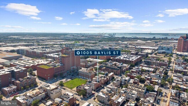 Building Photo - 1005 Baylis St