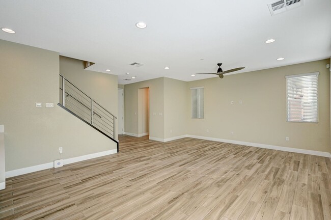 Building Photo - Beautify 3bedroom+loft townhome in Summerl...