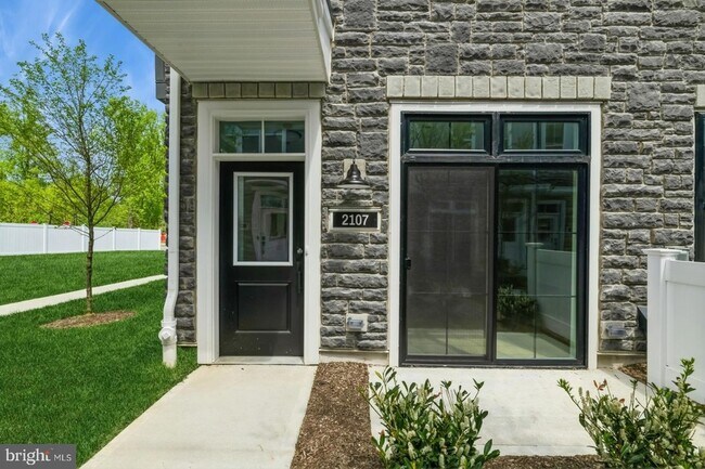 Building Photo - 2107 Donatello Dr