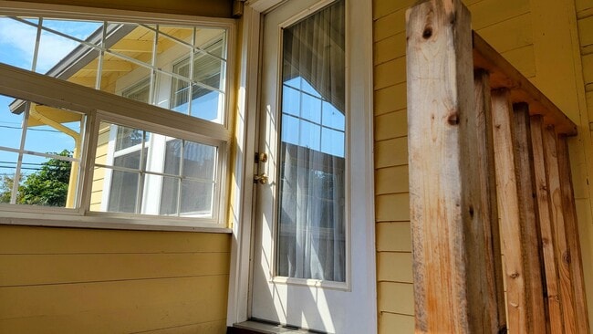 Building Photo - Bright and Spacious vintage 2 bedroom apar...
