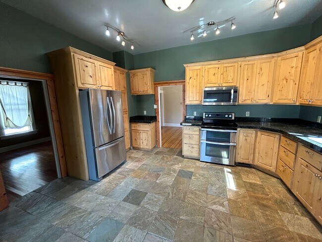 Building Photo - 927 Chipeta Ave