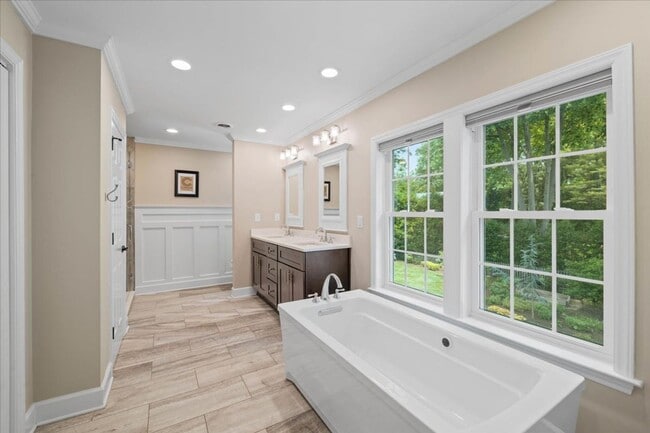 Building Photo - Spacious Home with Fenced Yard Exclusive Access to Hethwood Amenities