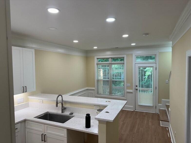 Building Photo - 115 Windermere Dr