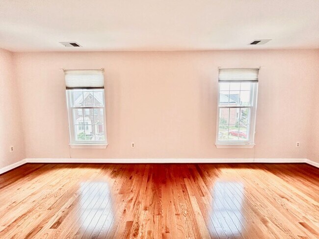 Building Photo - Luxury Awaits!