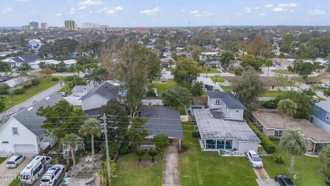 Building Photo - 618 8th Ave N